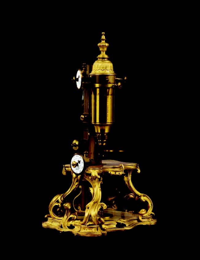Rare microscope en bronze doré et verni, ciselé et ajouré de feuillages et rocailles attribué à Jacques Caffiéri et Claude-Siméon Passemant, époque Louis XV.
