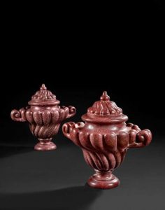 Deux vases en porphyre d’Égypte à godrons